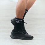 ALO Yoga Runner - triple Black - Image 7